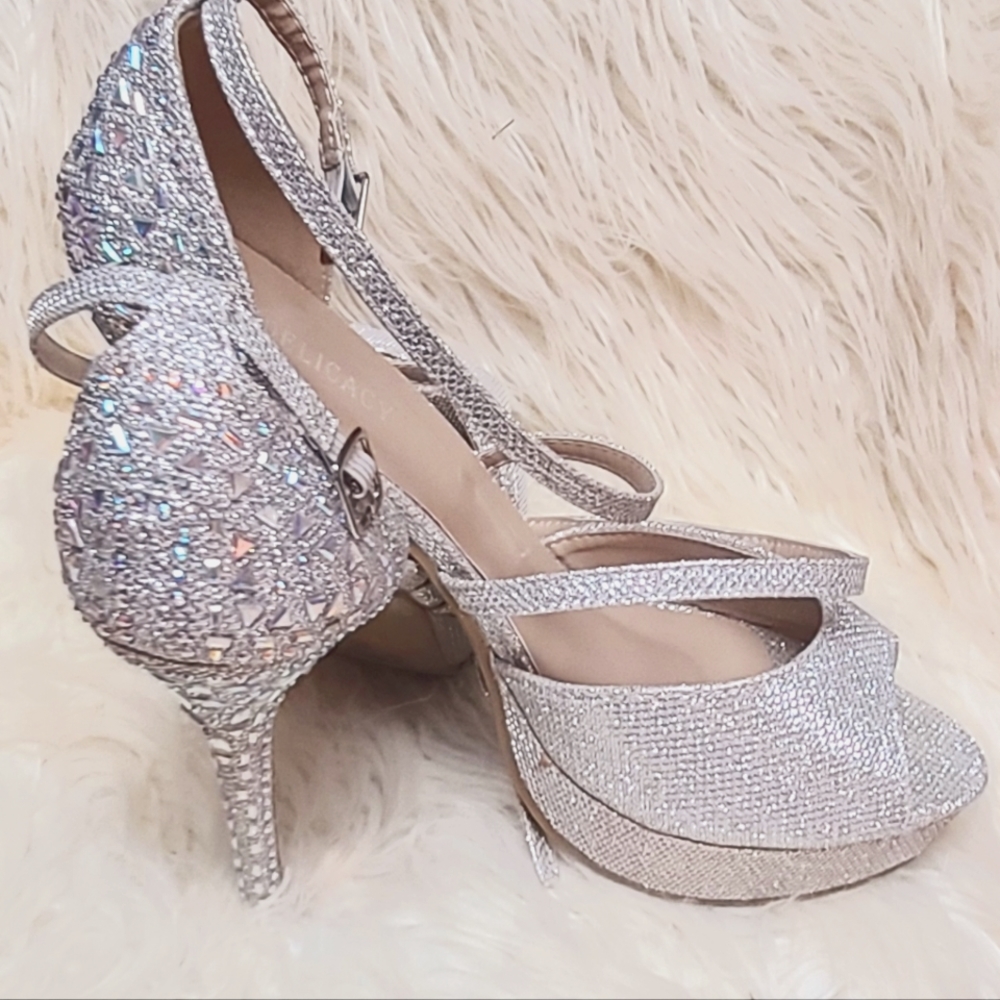 Delicacy Size 10 silver irridescent heels